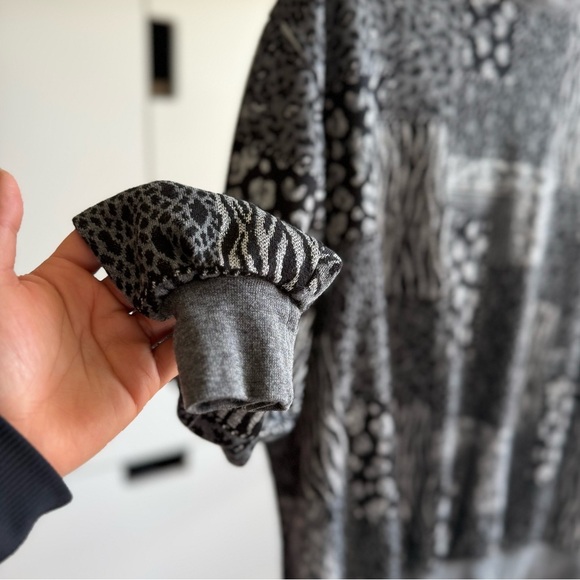 Animal Print Sweater in Black and Gray Size XL - Picture 3 of 5